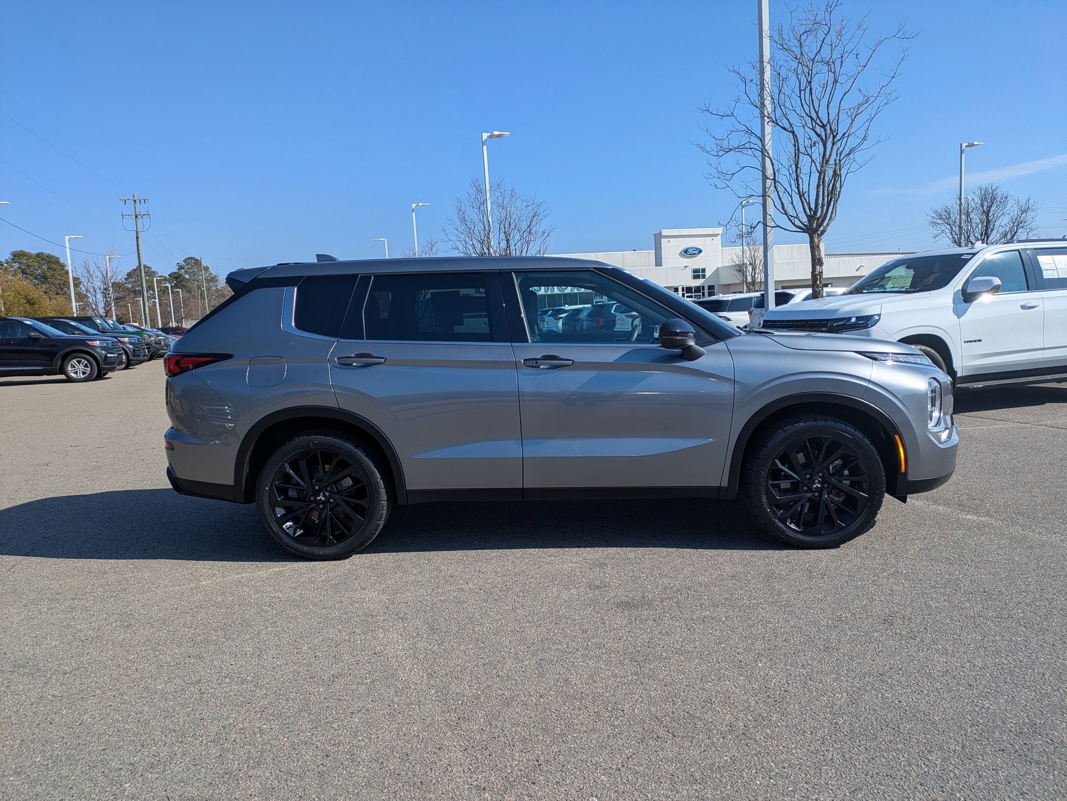 Used 2022 Mitsubishi Outlander SE image 3