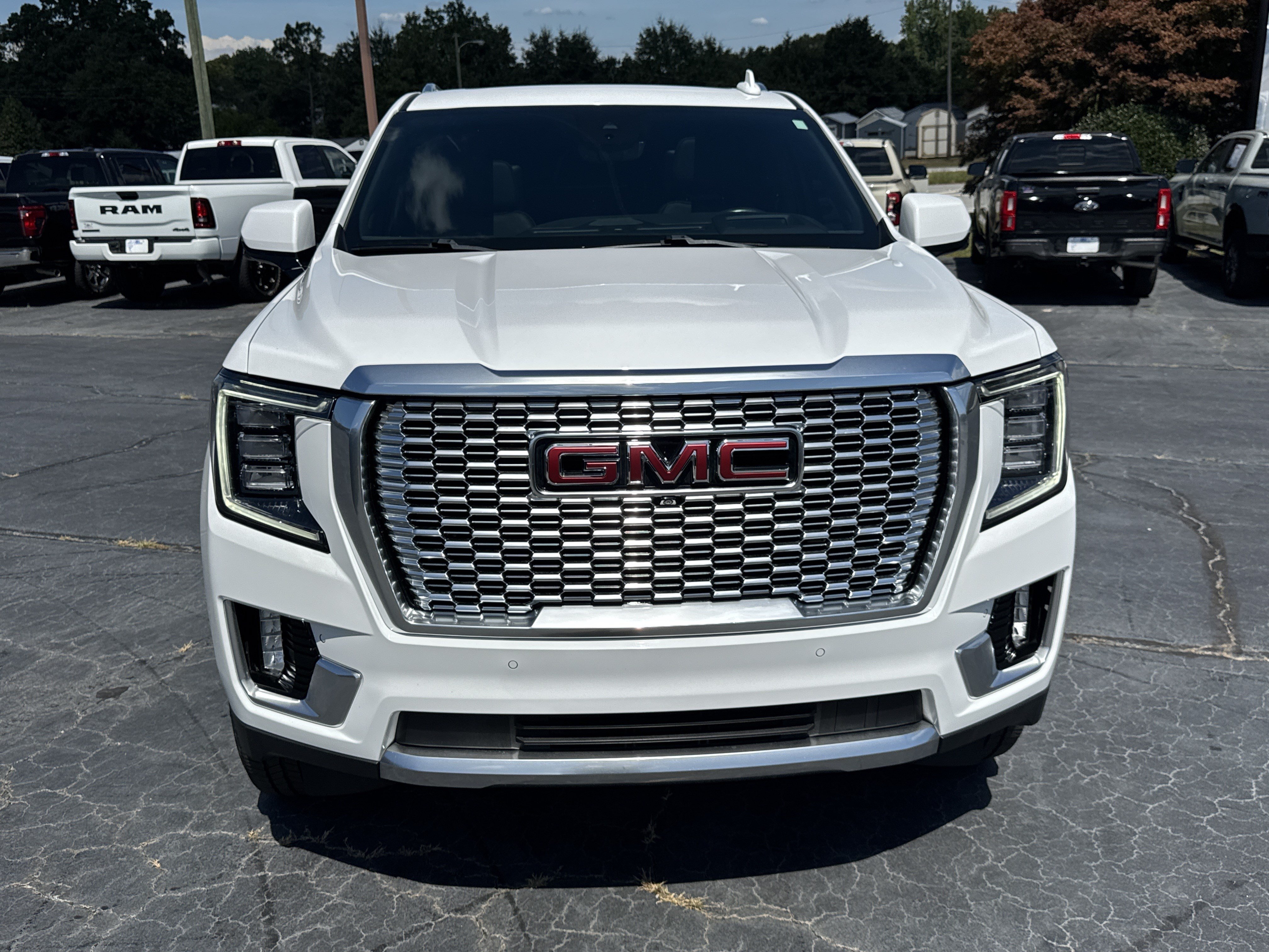 Used 2024 GMC Yukon XL Denali w/ Advanced Technology Package AWD/4WD image 3