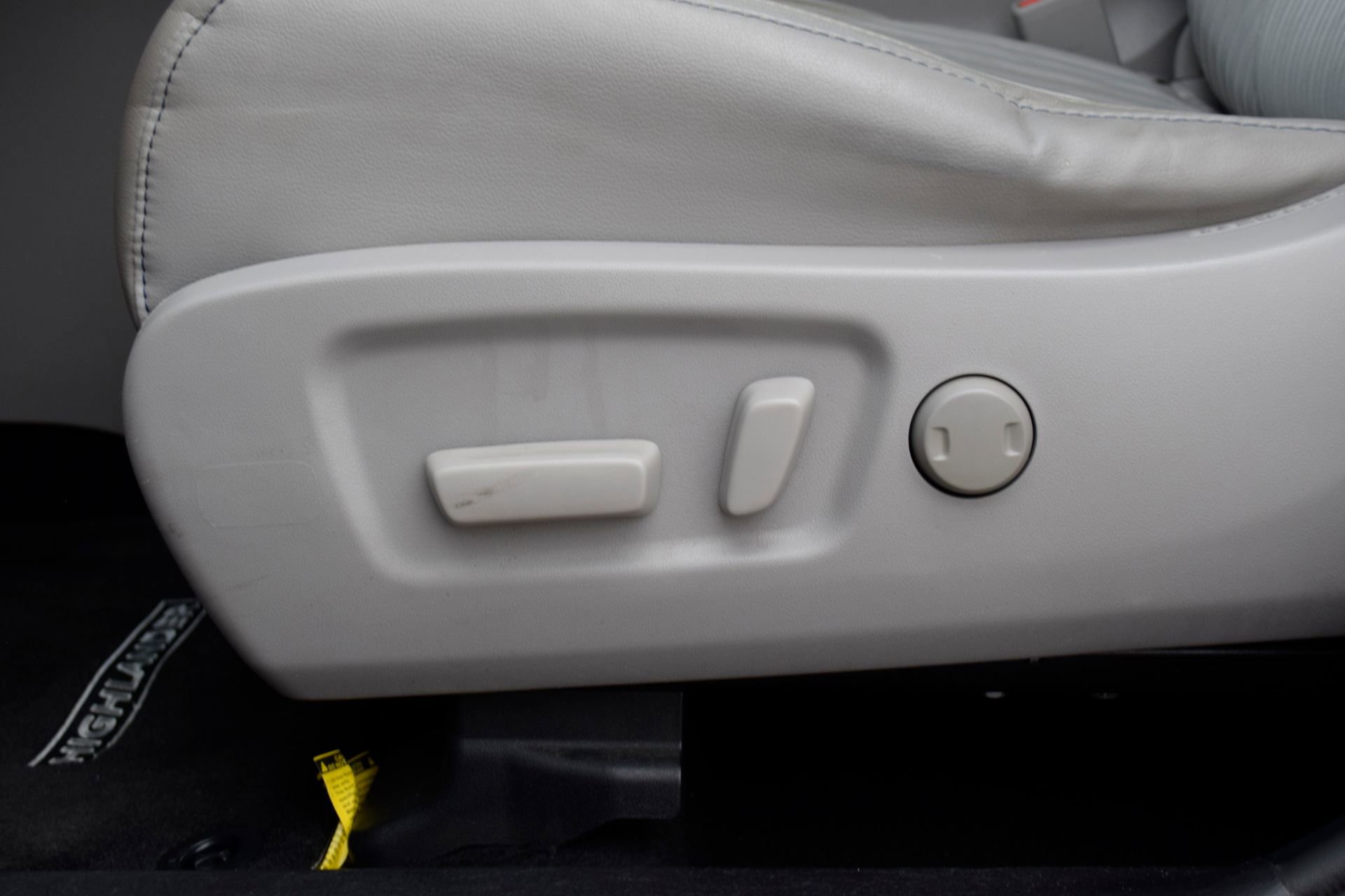 Used 2019 Toyota Highlander Plus FWD image 16