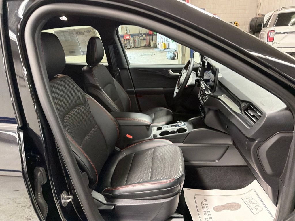 Certified 2024 Ford Escape ST-Line w/ Tech Pack #1 AWD/4WD image 9