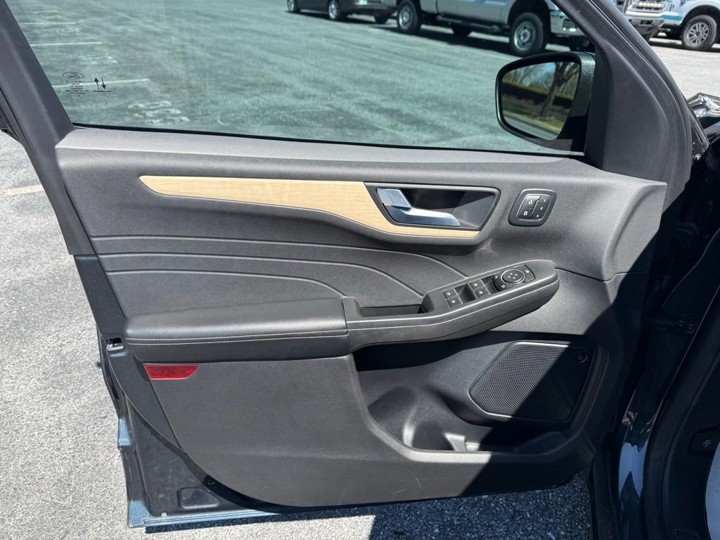 Certified 2022 Ford Escape Titanium w/ Titanium Elite Package AWD/4WD image 12