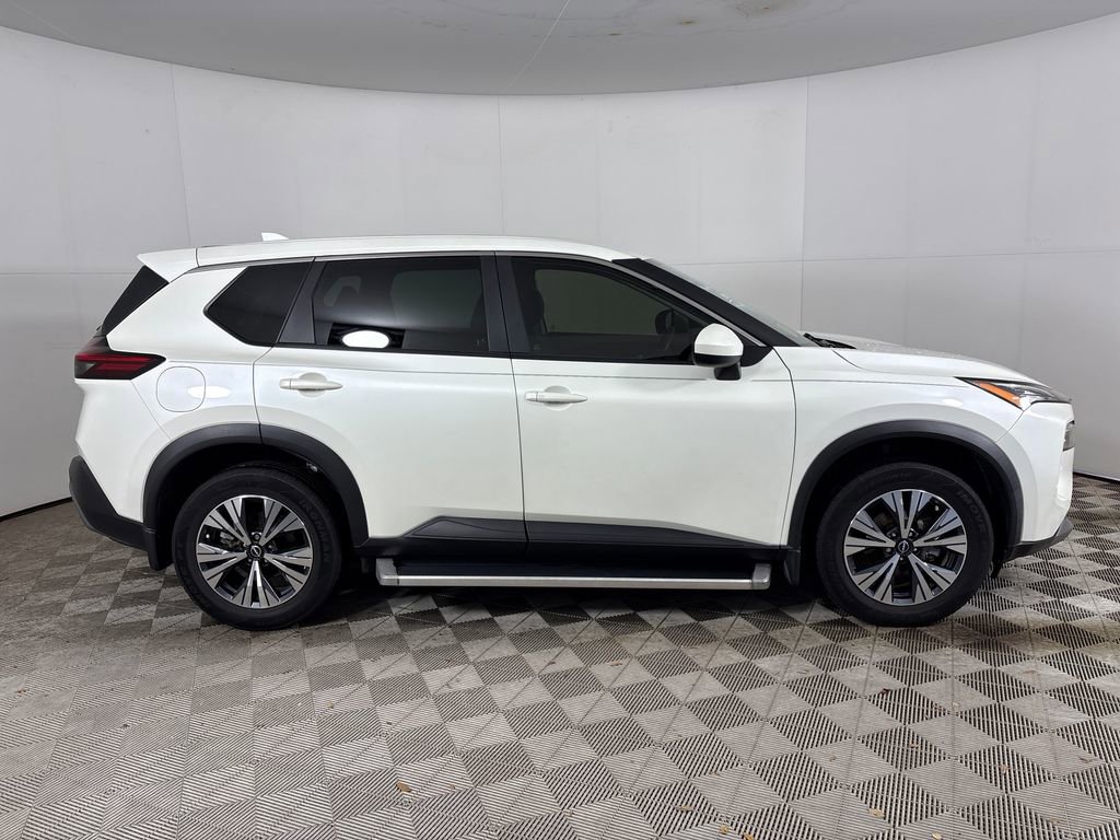 Used 2023 Nissan Rogue SV image 2