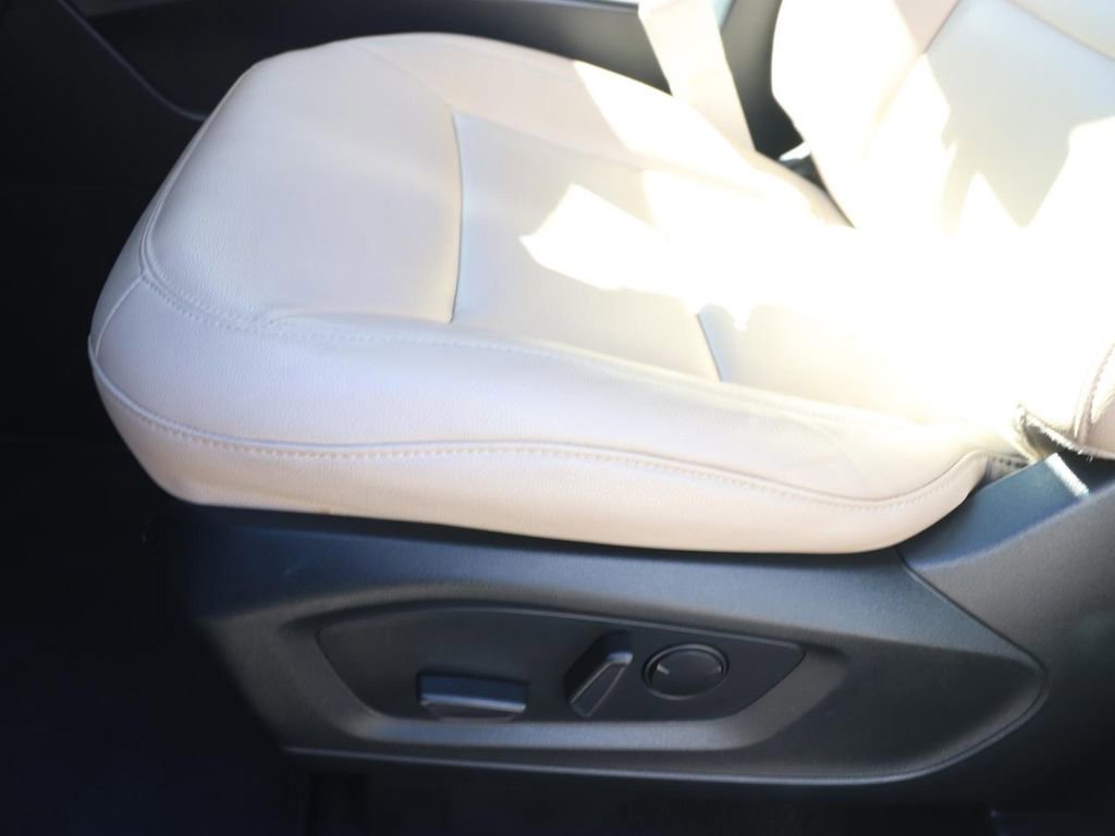 Certified 2020 Ford Explorer XLT w/ Equipment Group 202A image 17