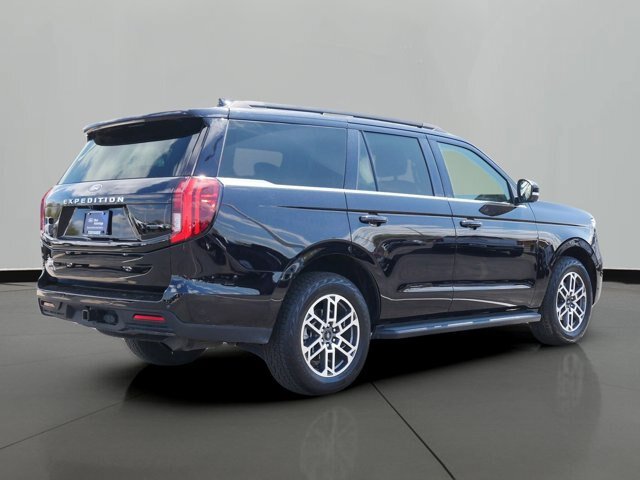 Certified 2025 Ford Expedition Active AWD/4WD image 3