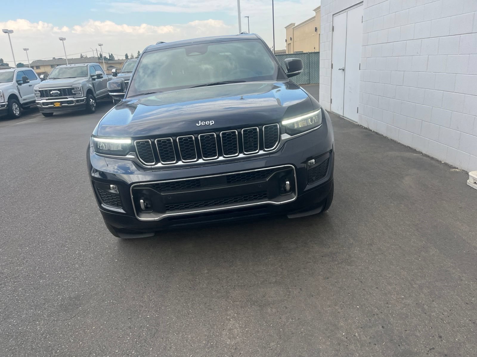Used 2024 Jeep Grand Cherokee Overland w/ Trailer Tow Package AWD/4WD image 4