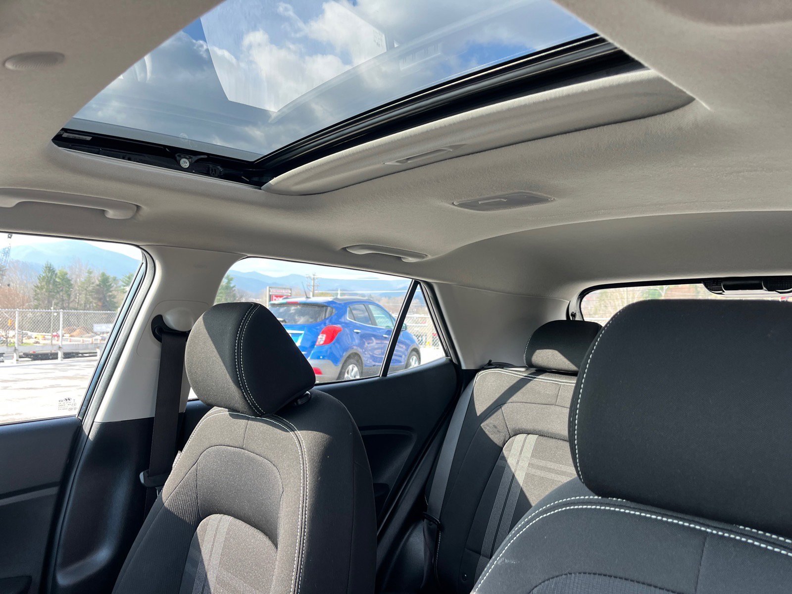 Used 2025 Hyundai Venue SEL FWD image 7