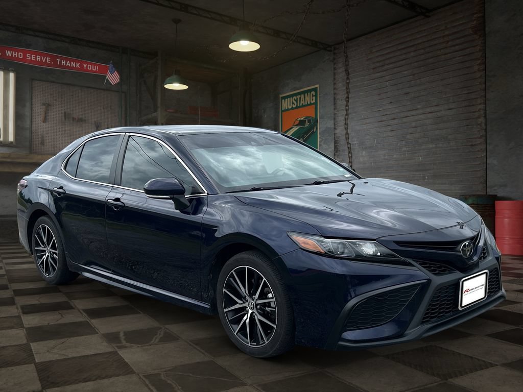 Used 2022 Toyota Camry SE FWD image 2