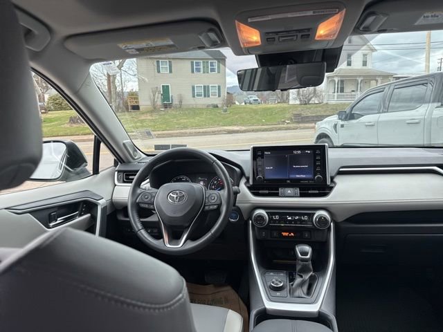 Used 2021 Toyota RAV4 XLE Premium image 38