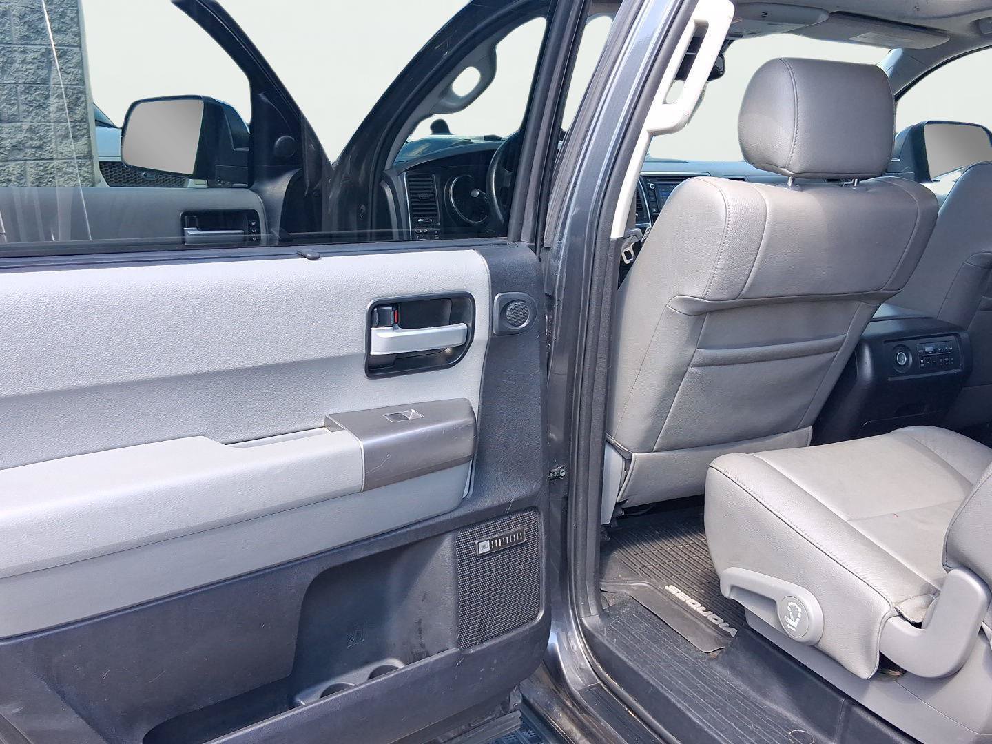 Used 2019 Toyota Sequoia Limited w/ Safety & Convenience Package AWD/4WD image 23