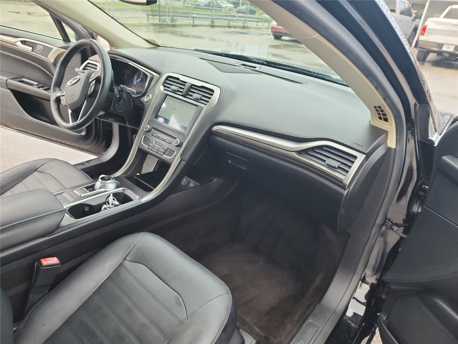 Certified 2018 Ford Fusion SE w/ Fusion SE Technology Package FWD image 19
