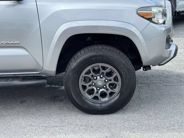 Used 2018 Toyota Tacoma SR5 w/ Four Season Floor Mat Package AWD/4WD image 8