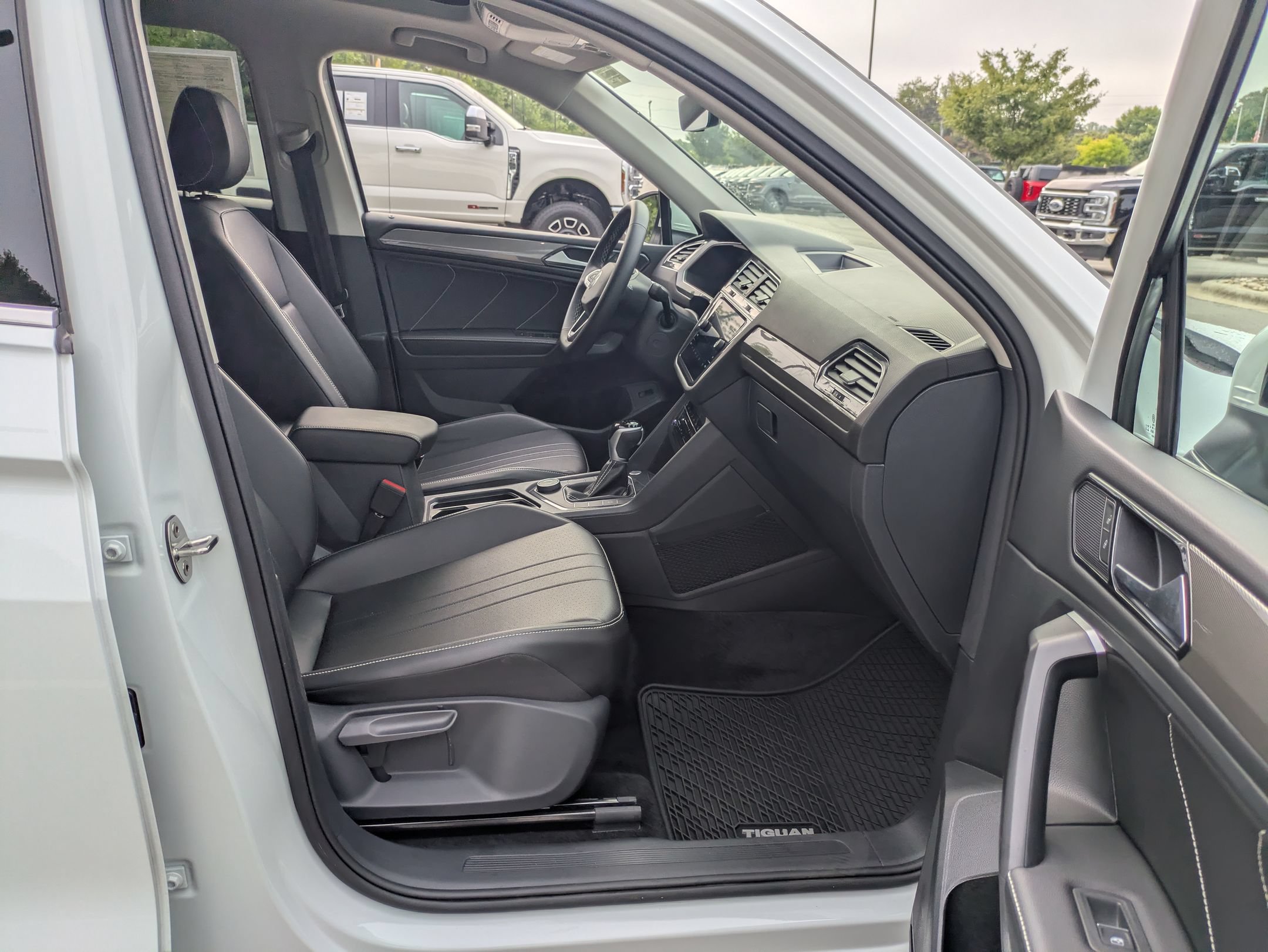 Used 2024 Volkswagen Tiguan SE w/ Panoramic Sunroof Package AWD/4WD image 38