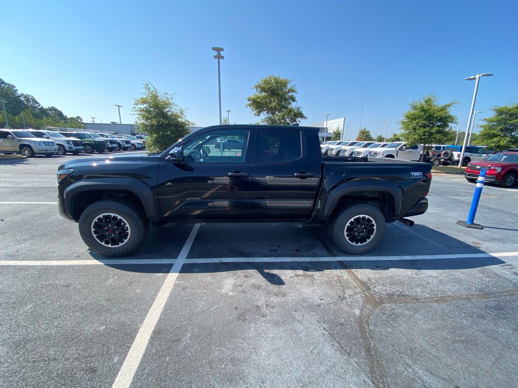 Used 2025 Toyota Tacoma TRD Off-Road AWD/4WD image 4