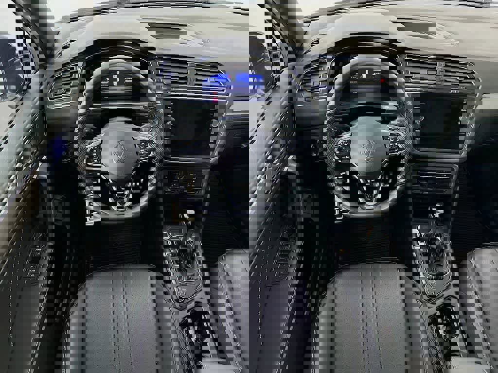 Used 2024 Volkswagen Tiguan SE R-Line image 10