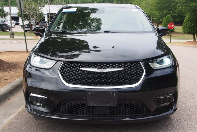 Used 2024 Chrysler Pacifica Touring-L FWD image 2