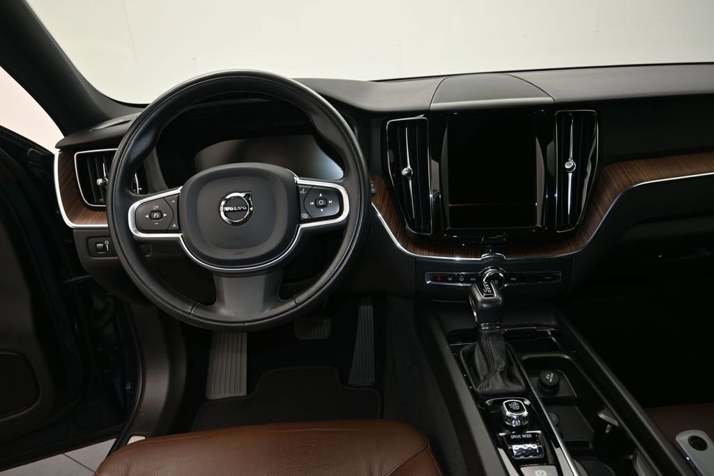 Used 2021 Volvo XC60 T5 Momentum w/ Protection Package Premier FWD image 16
