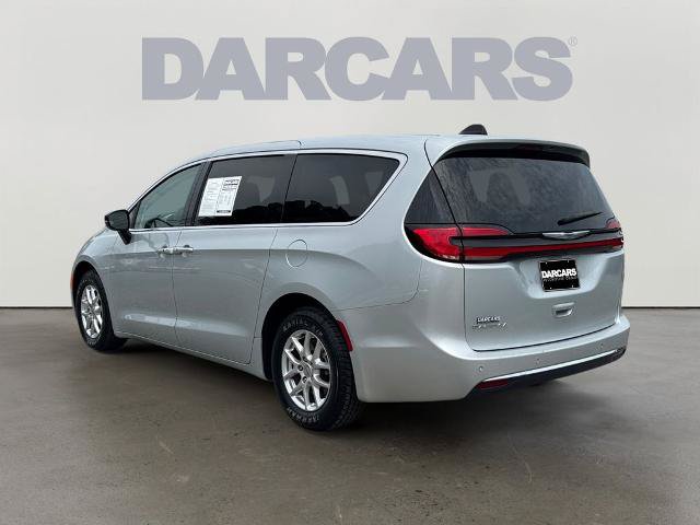 Used 2024 Chrysler Pacifica Touring-L FWD image 4