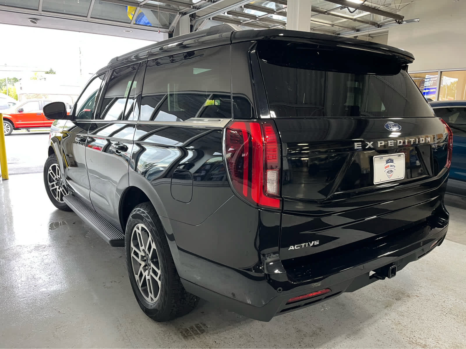 Certified 2025 Ford Expedition Active AWD/4WD image 8