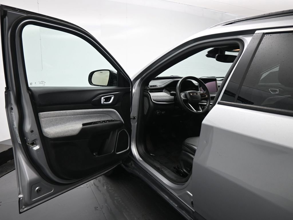 Used 2023 Jeep Compass Latitude image 36