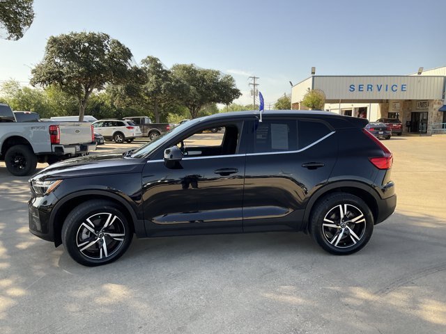 Used 2024 Volvo XC40 B5 Core AWD/4WD image 3