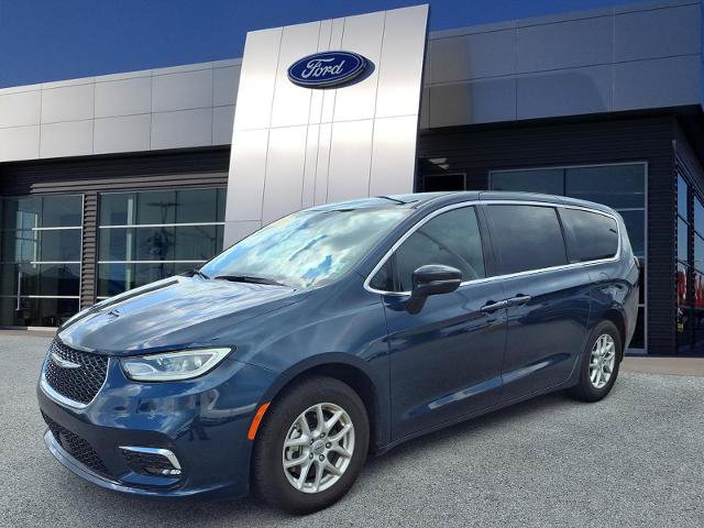 Used 2025 Chrysler Pacifica Select FWD image 4