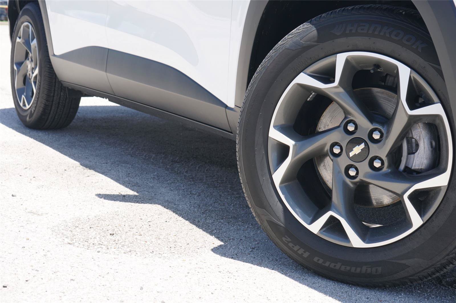 Used 2024 Chevrolet Trax LT FWD image 2