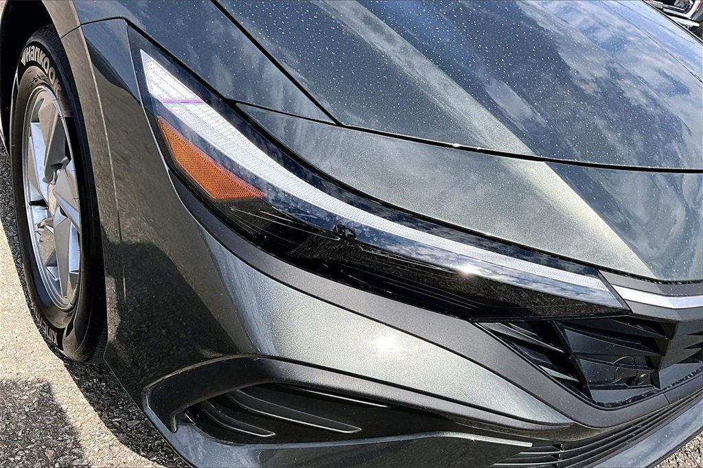 Used 2025 Hyundai Elantra SE w/ Cargo Package image 29