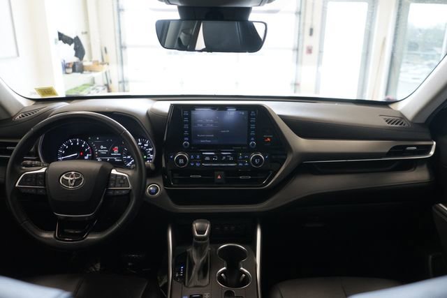 Used 2021 Toyota Highlander XLE AWD/4WD image 31