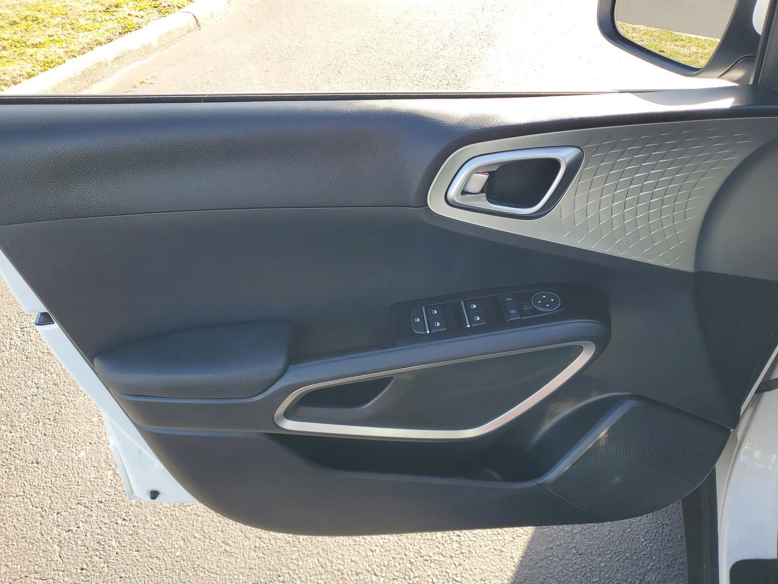 Used 2025 Kia Soul LX image 12