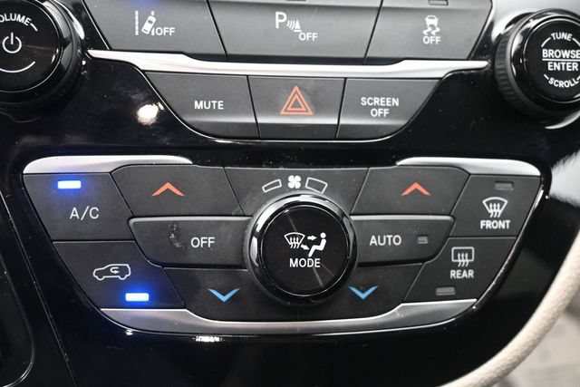 Used 2023 Chrysler Pacifica Limited FWD image 12
