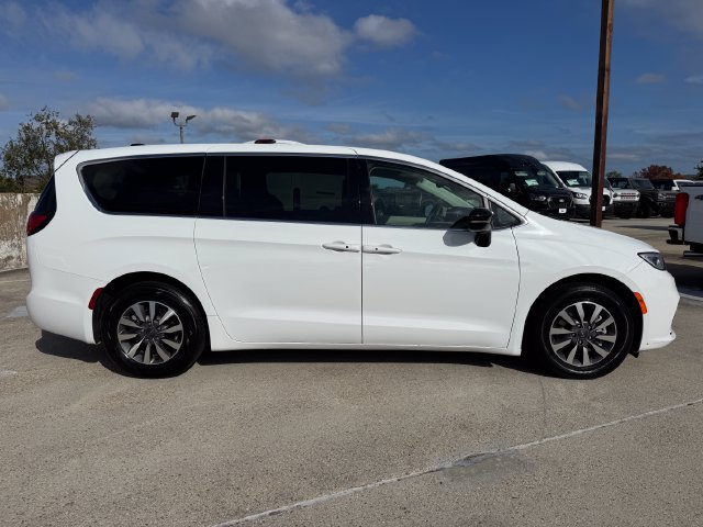 Used 2024 Chrysler Pacifica Limited FWD image 4