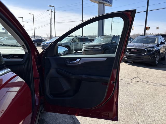 Certified 2023 Ford Escape Platinum w/ Class II Trailer Tow Package image 27