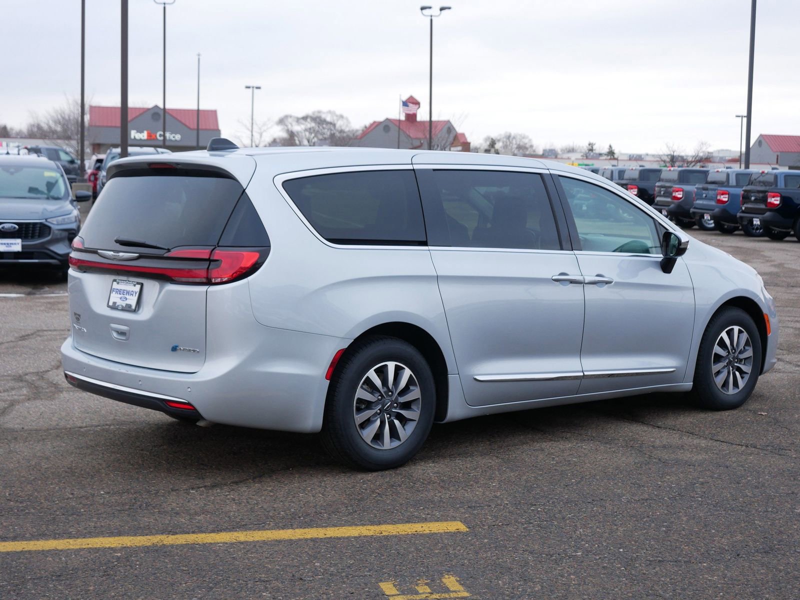 Used 2023 Chrysler Pacifica Limited image 6