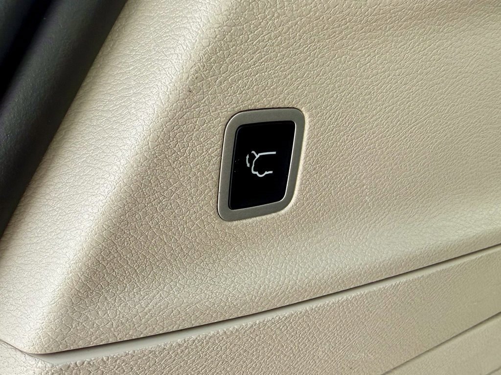 Used 2024 Chrysler Pacifica Select image 17