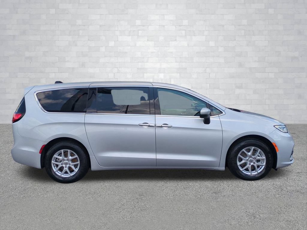 Used 2023 Chrysler Pacifica Touring-L FWD image 3