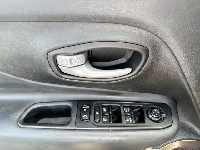 Used 2023 Jeep Renegade Latitude AWD/4WD image 14