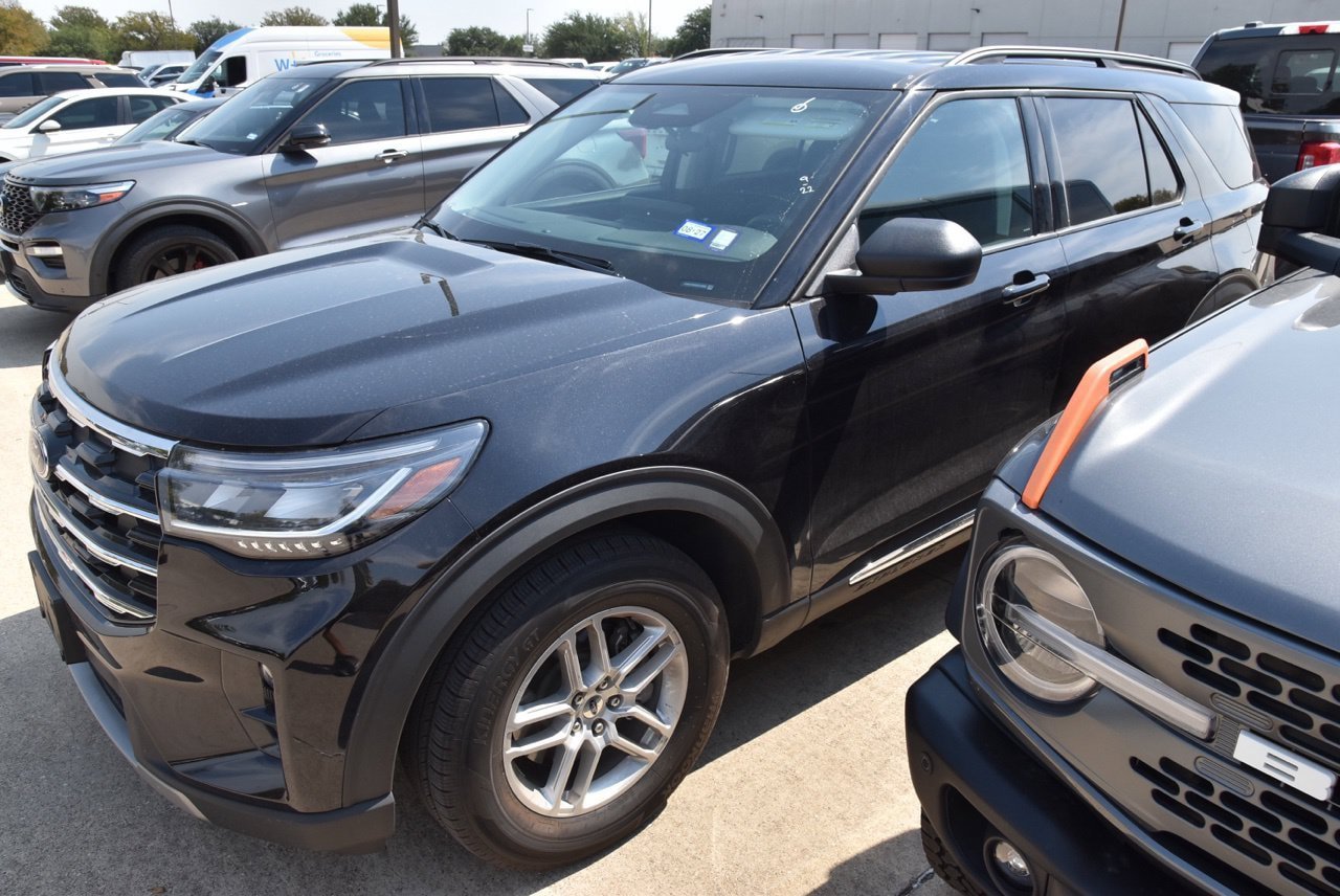 Certified 2025 Ford Explorer Active w/ Active Comfort Package RWD image 9