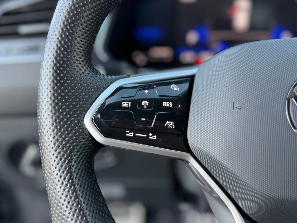 Used 2023 Volkswagen Tiguan SE R-Line image 21