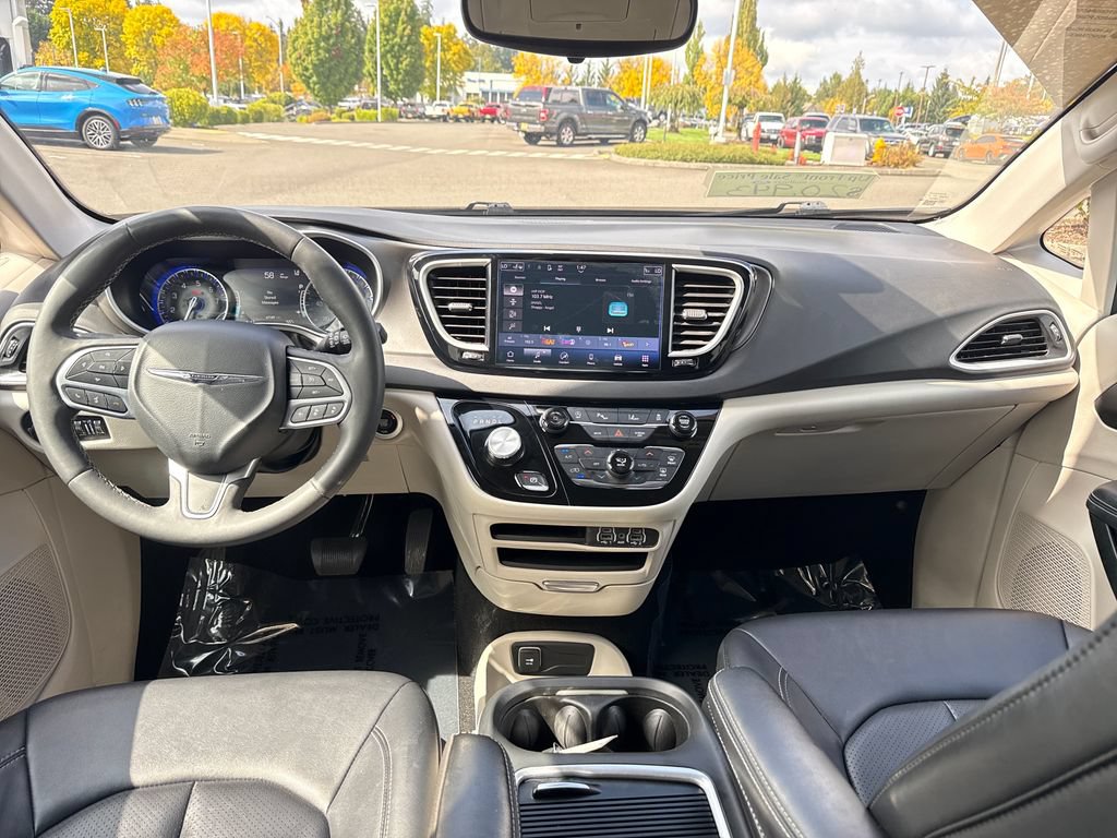 Used 2024 Chrysler Pacifica Touring-L FWD image 6