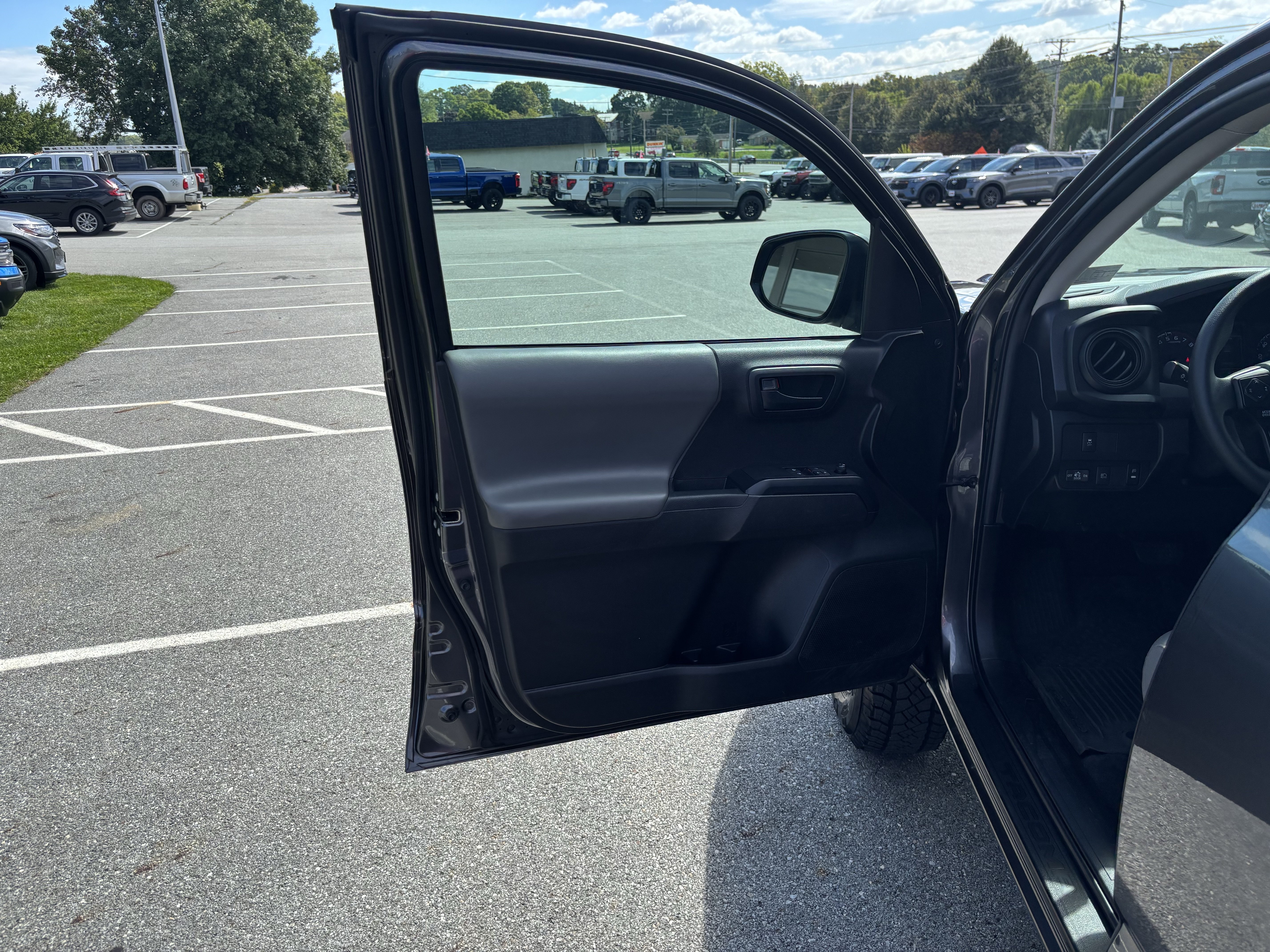 Used 2022 Toyota Tacoma SR AWD/4WD image 13