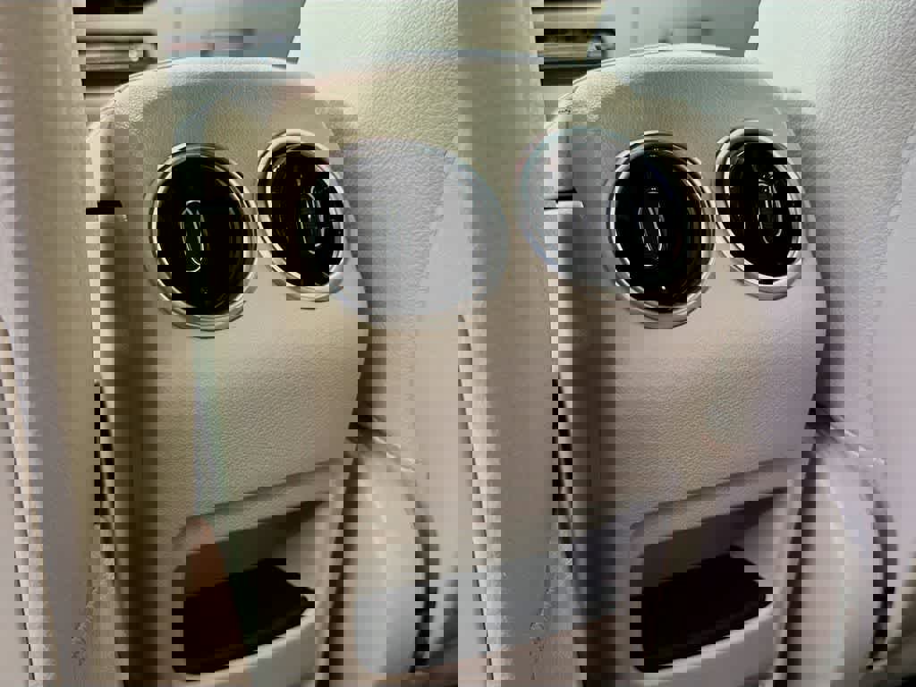 Used 2025 Mercedes-Benz GLA 250 4MATIC image 16