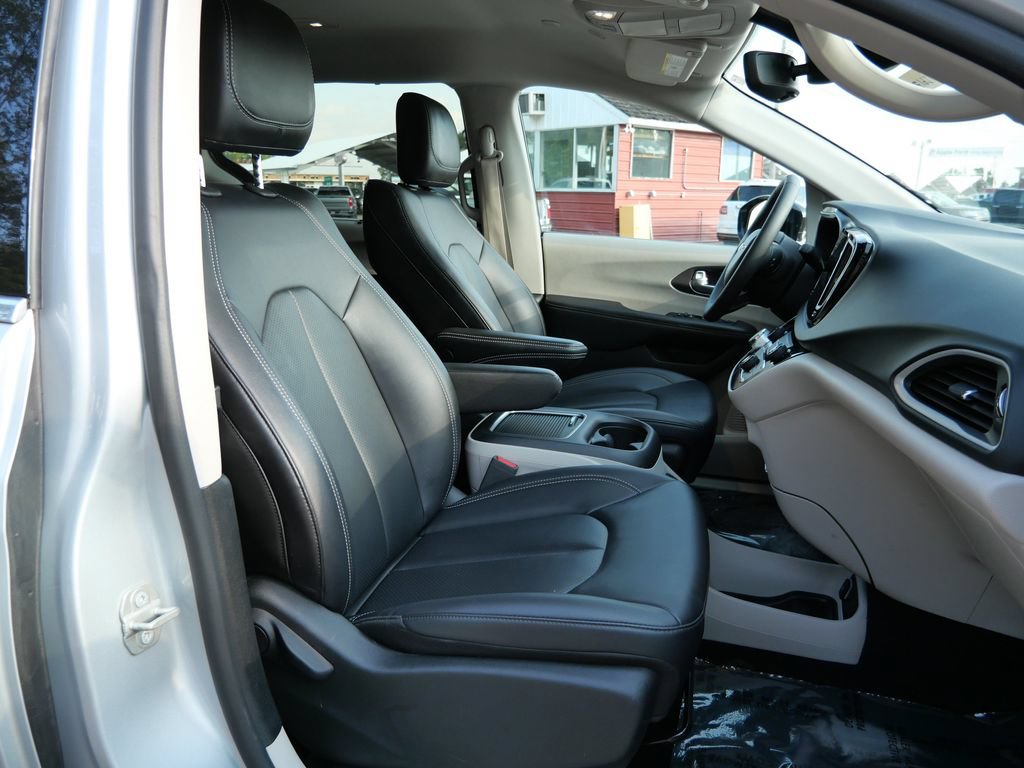 Used 2024 Chrysler Pacifica Touring-L FWD image 12