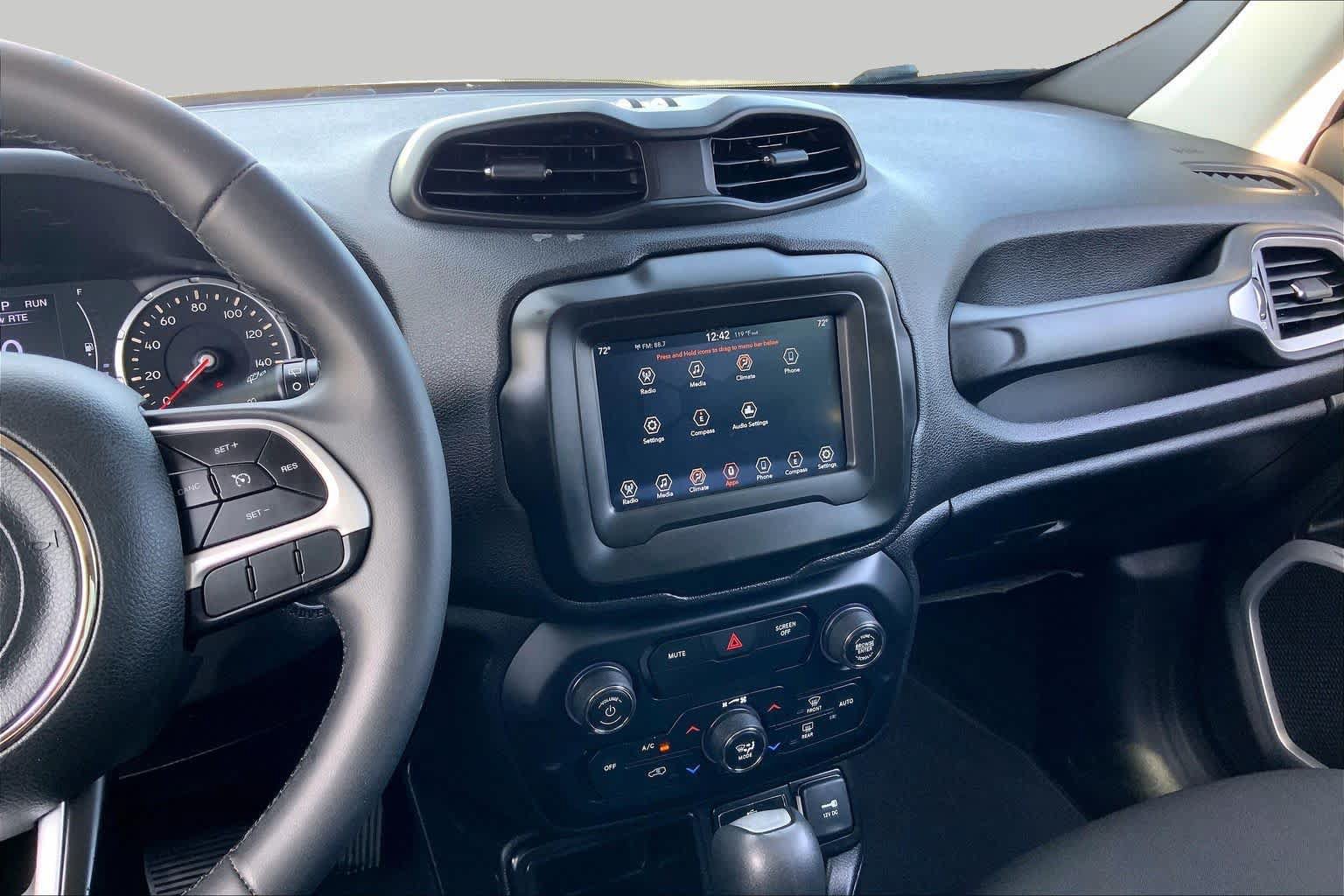 Used 2018 Jeep Renegade Latitude FWD image 7