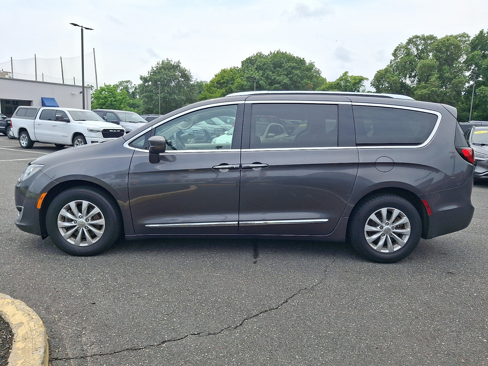 Used 2019 Chrysler Pacifica Touring-L FWD image 6