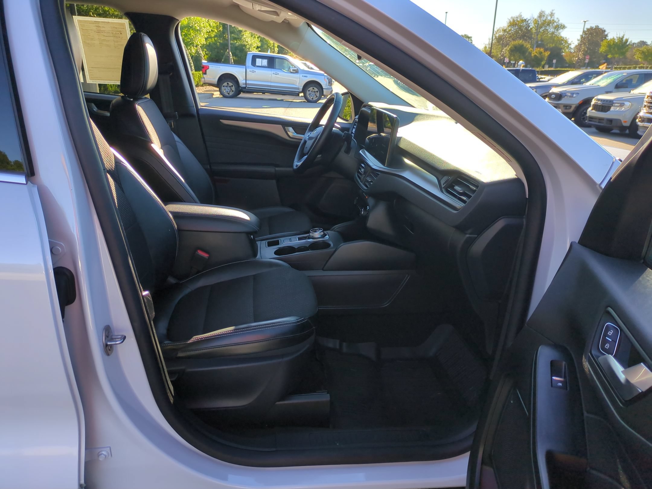 Certified 2025 Ford Escape SE FWD image 38