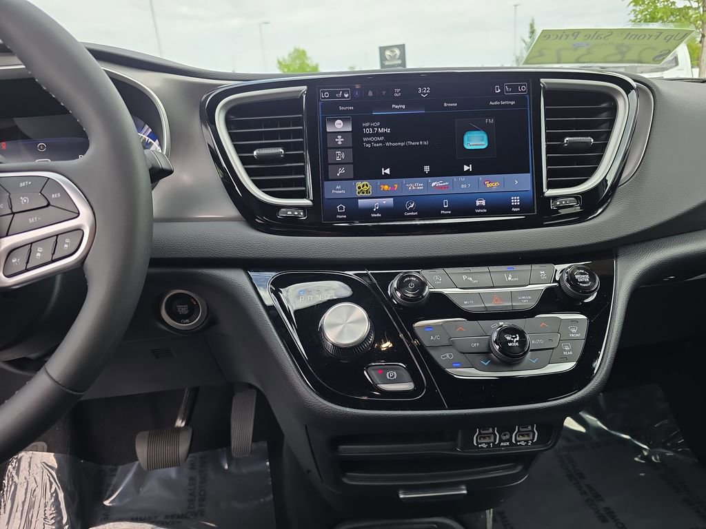 Used 2025 Chrysler Pacifica Select FWD image 25