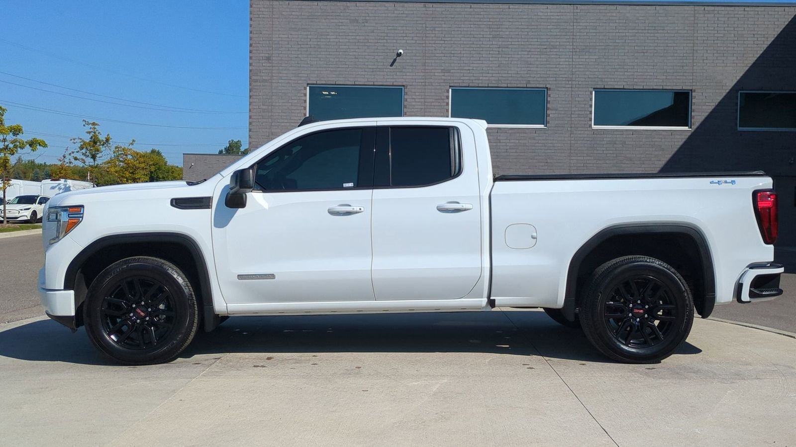 Used 2022 GMC Sierra 1500 Elevation image 2