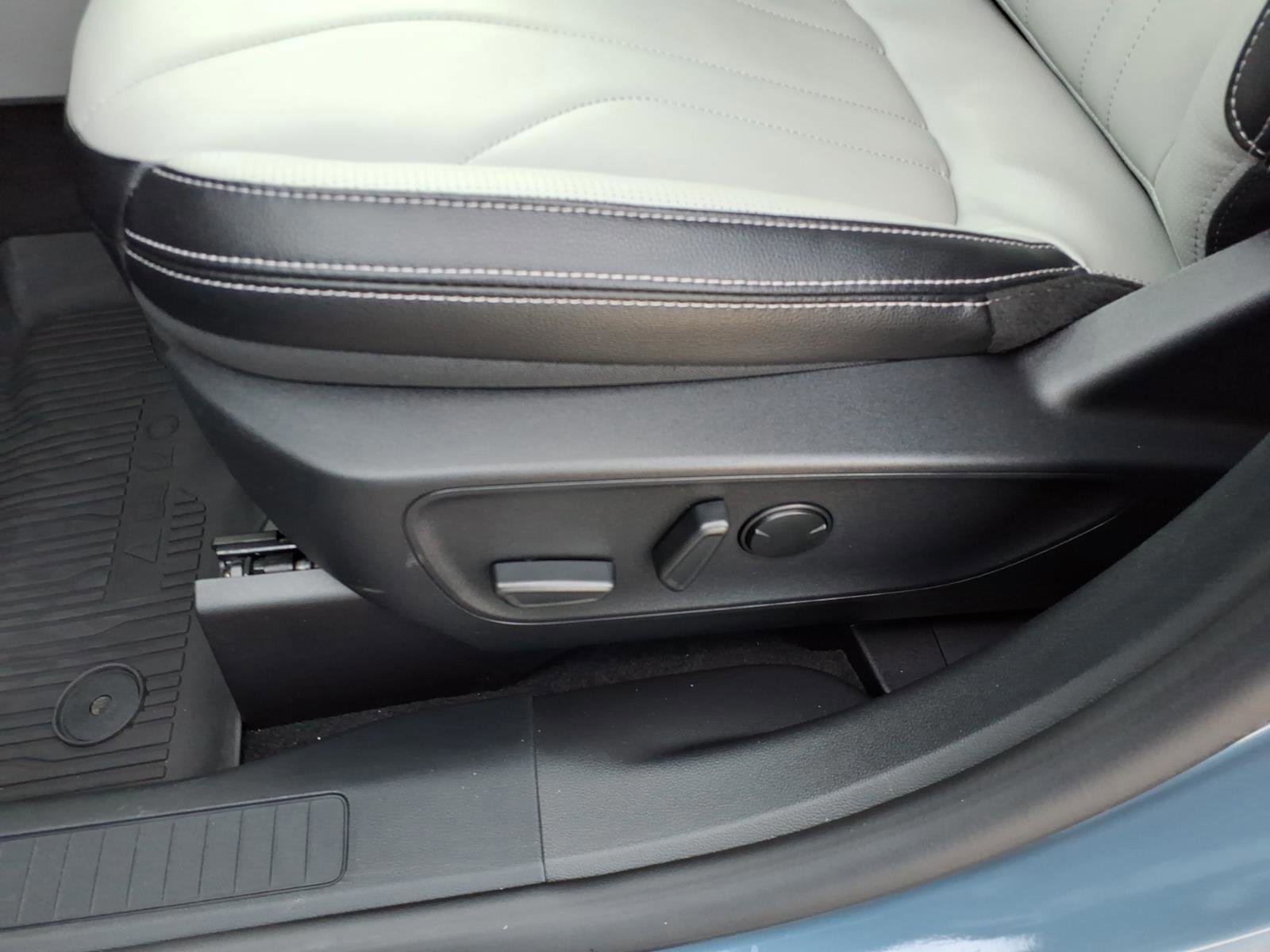 Certified 2025 Ford Escape Platinum w/ Premium Technology Package image 12