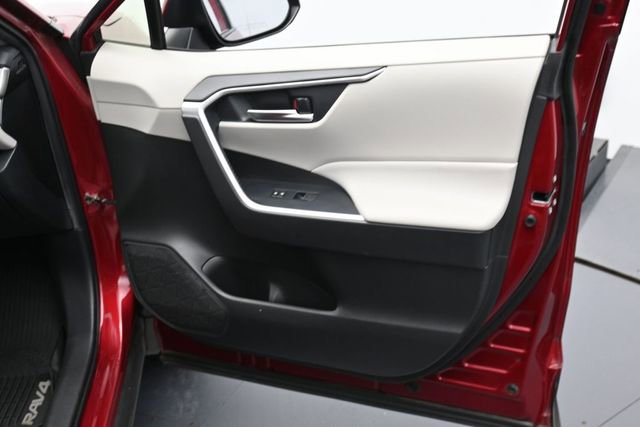 Used 2020 Toyota RAV4 XLE Premium FWD image 28