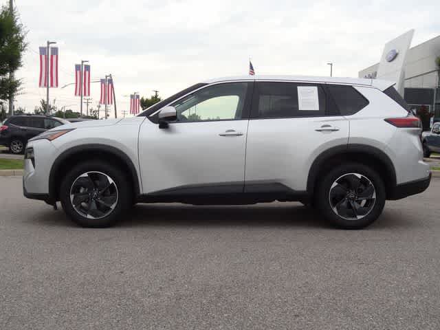 Used 2025 Nissan Rogue SV AWD/4WD image 2